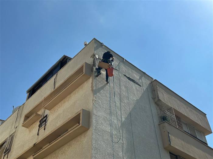 עבודת גובה על חזית מבנה