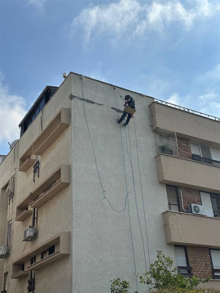 עבודת חבלים לתיקון חזית מבנה